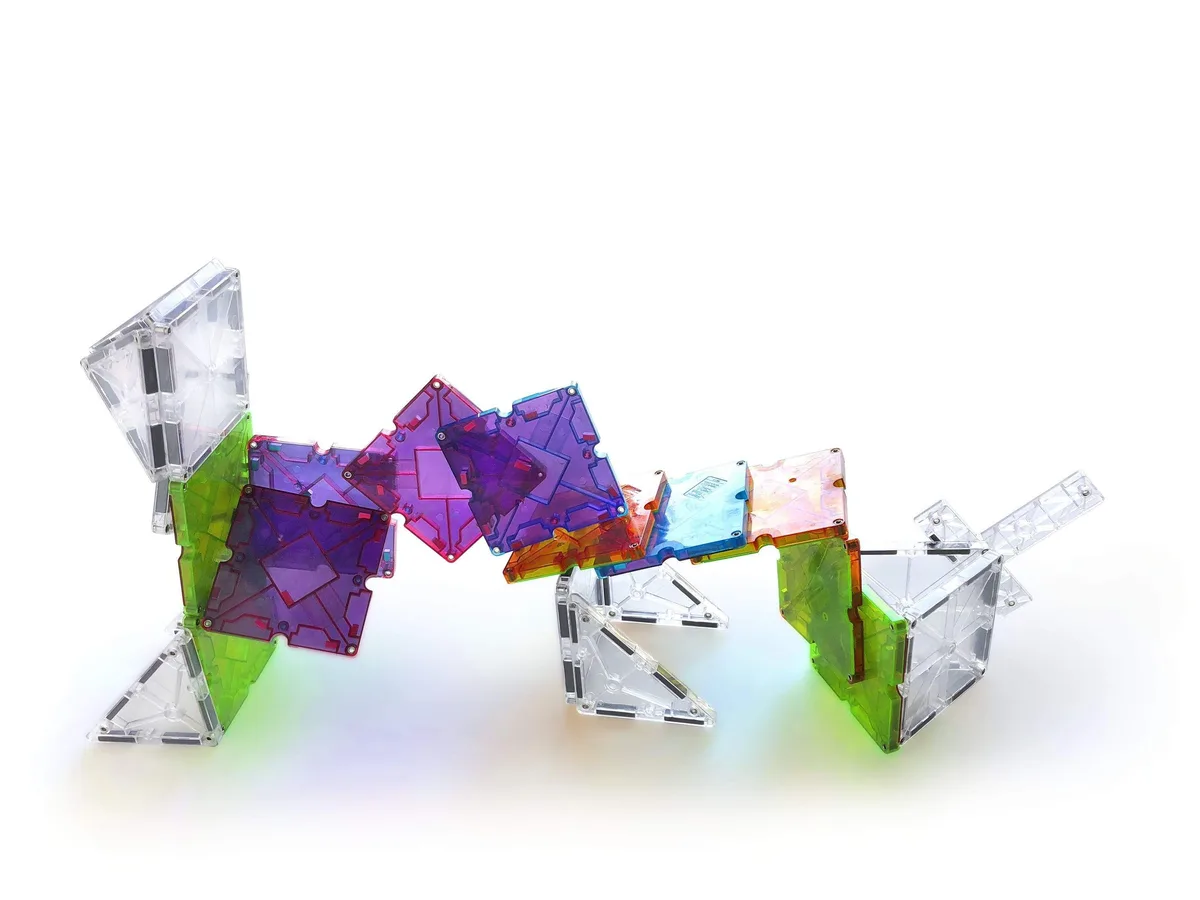 A serpentine arch sweeps across the table, a structure that conventional Magna-Tiles cannot make.