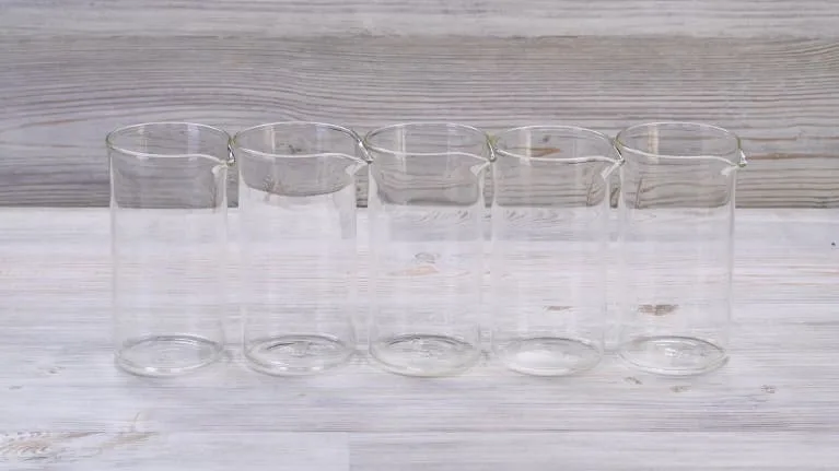 Five identical glass beakers ship with the kit, ready for the first experiment.
